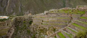 Tour Valle Sagrado desde Cusco: impresionante vista de la fortaleza inca de Ollantaytambo rodeada de montañas